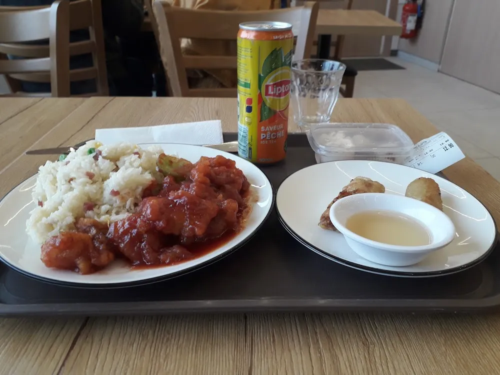 Colin Sauce Aigre-douce Et Riz Sauté